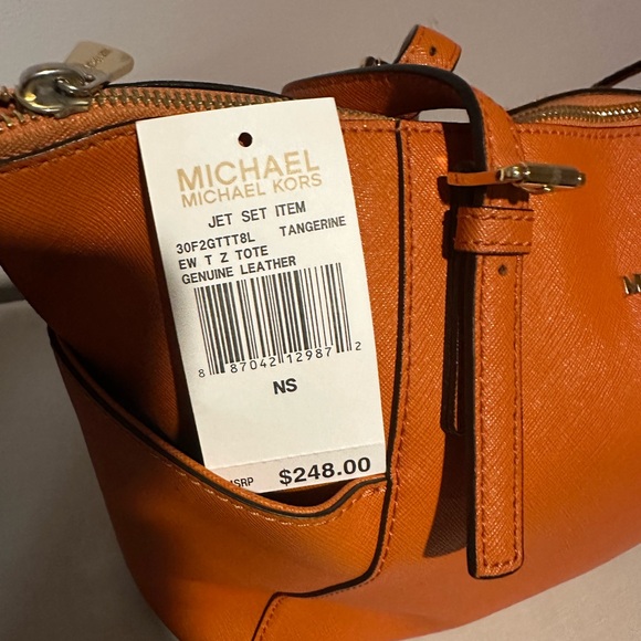 Michael Kors Jet Set Tote Bag with Gold Accents - Picture 4 of 8